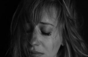 O femeie diagnosticată cu o boală în fază terminală a aflat că soțul ei o înșală. Ce a făcut tânăra