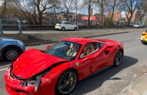 Un bărbat și-a cumpărat un Ferrari, iar după 3 kilometri a făcut accident.