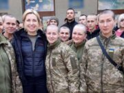 Femeile din armata ucraineană, luate prizoniere, au fost rase în cap de soldaţii ruşi: „În semn de umilință și dispreț”