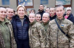 Femeile din armata ucraineană, luate prizoniere, au fost rase în cap de soldaţii ruşi: „În semn de umilință și dispreț”