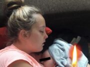 O tanara de 17 ani a murit la nastere, iar familia i-a asezat bebelusul la piept. Copilasul s-a cuibarit la pieptul mamei sale si un zambet i-a aparut instant pe chip. Mama, la randul ei, a..–>