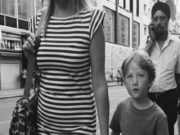 Pare că își duce copilul de mâna la școală, dar, dacă te uiți mai atent la fotografie, o să observi că…–>