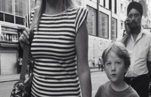 Pare că își duce copilul de mâna la școală, dar, dacă te uiți mai atent la fotografie, o să observi că…–>