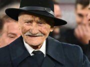 Strigătul unei legende: „Nu că m-a uitat, m-a aruncat!” Soția acuză: „Habar n-aveau că mai trăiește, credeau că e o glumă” –