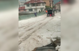 Imagini ireale. O stradă s-a umplut de gheață, după o ploaie cu grindină –