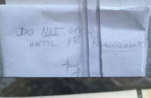 La nuntă, străbunica fetei le-a dat un cadou, dar le-a interzis să îl deschidă! Când au ajuns acasă, tinerii au pus coletul într-un loc ascuns! Și-au adus aminte de el abia după 9 ani! Când au văzut ce conținea, au rămas blocați –