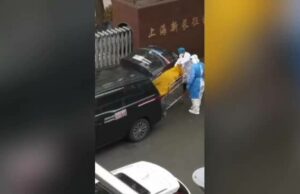 Angajații unei firme de pompe funebre transportau un sac mortuar când au observat că persoana din interior se mișcă