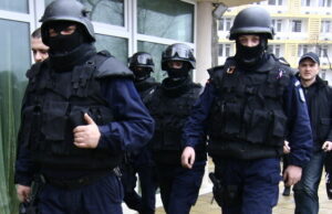 Bărbat încătușat după ce și-a bătut iubita! Acesta cultiva droguri în ghiveci