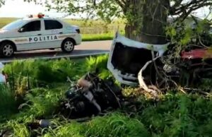 Accident grav în Teleorman. Un bărbat a murit lângă o cruce după ce mașina lui s-a izbit de un copac