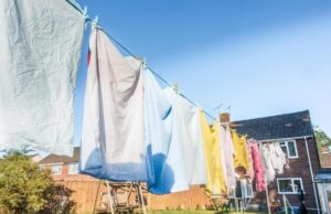 O femeie declară că este terorizată de propria vecină care îşi usucă hainele la ea în curte: „A spus că pe vechiul proprietar nu-l deranja”