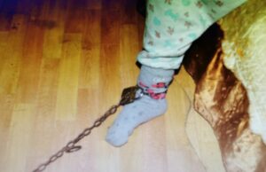 O bunică din Dolj își ținea nepoata de 10 ani legată cu lanțul de picior, în casă. Reacţia poliţiştilor