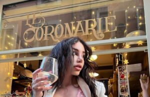 Este atât de mândră de sânii ei, încât poartă doar bluze transparente. Toți întorc capul după ea