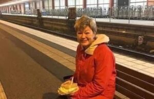 O femeie aștepta un tren să se întoarcă acasă. Și-a luat un sandviș pentru cină