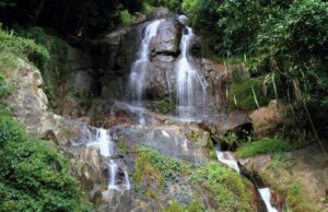 O româncă a murit în Thailanda, în timp ce încerca să își facă poze cu o cascadă. Iubitul ei a fost martor la tragedie