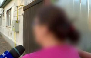 Un bărbat ar fi fost filmat pe ascuns cum îşi viola fiica vitregă. Soția lui a instalat camere în casă