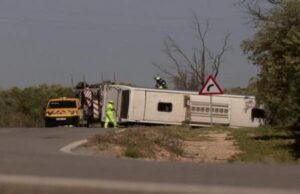 Un autobuz cu 18 muncitori români s-a răsturnat pe o șosea din ……
