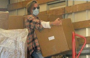 Brad Pitt este un adevărat erou pentru oamenii nevoiași. Actorul a împărțit alimente într-o comunitate săracă