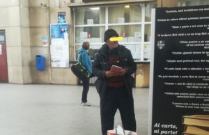 Scene tulburătoare în Gara de Nord din București „Am ajuns la Gara de Nord și pe trepte în față stătea un om care plângea. Nu era beat, nu era murdar, nu era drogat, și chiar dacă ar fi fost, tot era un om care plângea. L-am întrebat ce vrea și a spus ca vrea doar un bilet ca să ajungă acasa, să ia pensia și apoi să se întoarcă la București pentru că 😢” Continuarea te va face să lăcrimezi