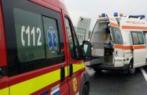 Un tânăr a murit după ce maşina în care se afla a lovit un copac, apoi s-a răsturnat şi a luat foc