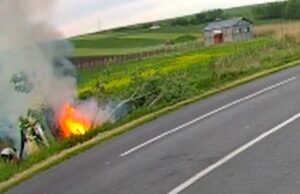 Momentul în care explodează maşina în care un tânăr de 18 ani a murit carbonizat.