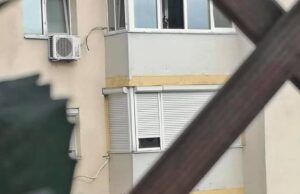 Acești doi bătrâni își beau cafeaua, la balcon, în fiecare dimineață. Vecinii sunt impresionați