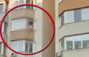 Un tânăr din Capitală, dezbrăcat complet, amenință că se aruncă de la etajul 5