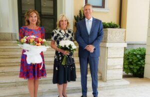 Primele imagini de la întâlnirea Primei Doamne a Statelor Unite, Jill Biden, cu Klaus și Carmen Iohannis | Cele două soții de șef de stat au călătorit în mașini separate