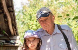 Îi ține loc și de mamă, și de tată, deși este doar bunicul ei. N-a vrut s-o lase la maternitate, cu toate că pensia e mică și n-are niciun alt ajutor. Au trăit într-o casă de chirpici până de curândÎn ce condiții stau acum –»