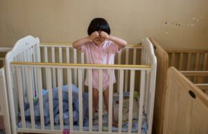 Fetiță de trei ani din internată în spital după o supradoză de sirop anti febră, în Suceava. Mama are dosar penal