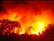 Pompierii se luptă de peste 13 ore să stingă incendiul de la Pitești