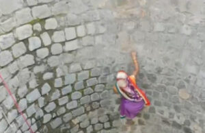 Două femei din India își riscă viața coborând într-o fântână aproape secată pentru a lua apă. Imaginile au devenit virale