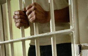 Un deținut condamnat la pedeapsa cu moartea, în așteptarea execuției, a cerut o ultimă dorință: un pix și o foaie. Ce i-a scris mamei sale