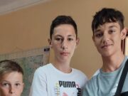 Gestul senzațional făcut de trei puști din Satu Mare care au găsit pe stradă un portofel cu o sumă mare de bani. Unul dintre ei are 12 frați acasă, dar a refuzat orice recompensă. A cerut în schimb un singur lucru – – –