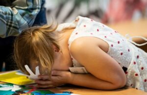 Învățătoare din Botoșani, amendată după ce a bătut de două ori o elevă. Fata a avut nevoie de îngrijiri medicale