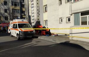O fetiță de 3 ani a căzut de la etajul 3 al unui imobil din Brașov