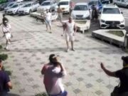 Bătaie cu săbii și pistoale la o sală de păcănele din Bacău. Între combatanți, și două femei – – –