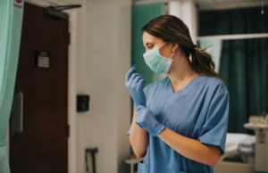 Asistentele de la Spitalul Călărași, somate să nu mai vină la muncă în uniforme indecente. Motivul: ”privirile pacienților” – – –