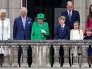 Regina Elisabeta a apărut la balconul Palatului Buckingham, în ultima zi a Jubileului
