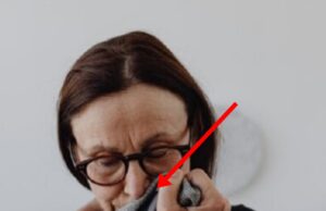 A stat prin Spania cam 2, 3 ani, apoi a migrat spre Italia, dar și Germania, le-a luat pe toate la rând. Nu se găseau munci bine plătite fără studii… dar s-a mulțumit să curețe gunoiul bogătașilor de prin suburbii… La un momentdat a cunoscut o familie care avea nevoie de o bonă, pe lângă menajul din casă. Cuplul o plătea binișor, cam 10 euro pe oră…Era obișnuită cu venituri modice, de cam 3-4 euro. În sfârșit putea trimite bani în țară!Acasă o așteptau doi copii. Erau lumina ochilor ei! Își dorea să le ofere tot ceea ce nu a avut ea în copilărie… O tristă copilărie… Copii s-au făcut mari. Ce s-a intamplat cu ea cand s-a intors acasa incredibil– >>