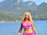 Femeia din imagine are 63 de ani și este mama lui Dan Bălan. La chip este păpușă, iar corpul ei arată demențial–>>