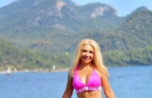 Femeia din imagine are 63 de ani și este mama lui Dan Bălan. La chip este păpușă, iar corpul ei arată demențial–>>