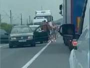 O șicanare în trafic pe DN1C a degenerat: Momentul în care unul dintre șoferi l-a atacat cu toporul pe celălalt.