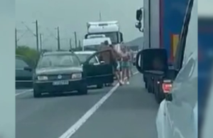 O șicanare în trafic pe DN1C a degenerat: Momentul în care unul dintre șoferi l-a atacat cu toporul pe celălalt.