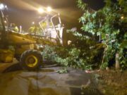 Furtună puternică în Craiova: străzi inundate, acoperișuri smulse și copaci doborâți