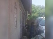 Doi soţi din Călimăneşti, scandal de proporţii. Femeia a spart geamurile casei şi maşinii cu o lopată: „Mi-ai vândut tot din casă. Cheamă Poliţia!”