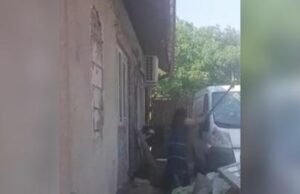 Doi soţi din Călimăneşti, scandal de proporţii. Femeia a spart geamurile casei şi maşinii cu o lopată: „Mi-ai vândut tot din casă. Cheamă Poliţia!”