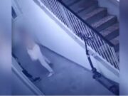 Femeia de 40 de ani se întorcea acasă, într-un bloc din sectorul 2 al Capitalei. În fața imobilului era un individ, care i-a cerut o țigară. Nimic nu i-a dat de gândit că vor urma momente de groază >>>