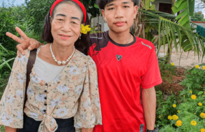 O bunică divorțată s-a îndrăgostit de vecinul ei de doar 19 ani: „Mă face să mă simt tânără!”. Ce planuri au