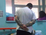 Se Intampla In Romania! Un Medic Tanar Si Cu Tatuaje S-A Oprit In Dreptul Unui Batran Adus Cu Targa La Urgente.