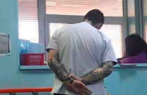 Se Intampla In Romania! Un Medic Tanar Si Cu Tatuaje S-A Oprit In Dreptul Unui Batran Adus Cu Targa La Urgente.